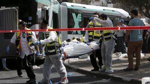 جثة مستوطن إسرائيلي طعن في إحدى عمليات "ثورة السكاكين" - أ ف ب