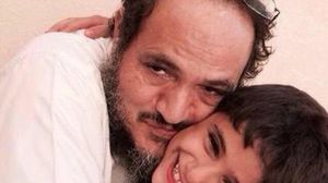 الناشط الحقوقي السعودي عبدالرحمن الحامد مع أحد أبنائه - تويتر