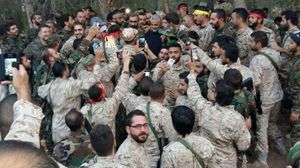عناصر حزب الله يلتقطون الصور التذكارية مع سليماني - فيسبوك