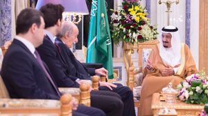 الملك سلمان بن عبد العزيز أثناء لقائه النائب اللبناني وليد جنبلاط - واس