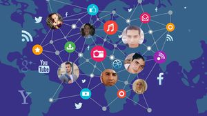 توفر مواقع التواصل الاجتماعي مادة إخبارية لوسائل الإعلام المختلفة من قلب الحدث - عربي21