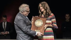المخرج الأمريكي مارتن سكورسيزي يتسلم جائزة لوميير من الممثلة سلمى حايك - أ ف ب