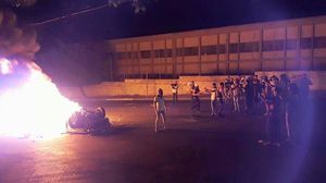 الشبان أحرقوا سيارة المستوطنين بعد كشف تسللهم للمدينة - فيسبوك