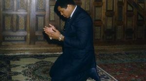 اسطورة الملاكمة محمد علي كلاي يؤدي الصلاة - أرشيفية