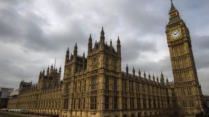 يناقش البرلمان البريطاني قانونا لتجريم تشويه الرموز الوطنية التاريخية- أ ف ب