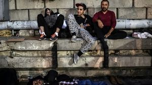 لاجئون سوريون في أحد شوارع إسطنبول - أ ف ب