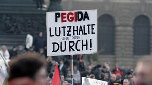 أنصار حركة "بيغيدا" في دريسدن الألمانية يهتفون ضد ميركل - أ ف ب
