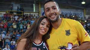 لاعب "الرياضي" اللبناني علي حيدر وخطيبته - يوتيوب