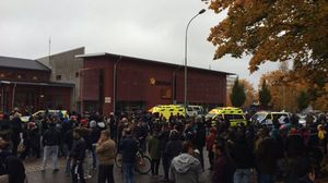 تجمهر السويديون خارج المدرسة التي تعرضت للهجوم- تويتر