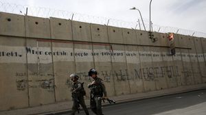 جنود الاحتلال وضعوا مكعبات أسمنتية للتضييق على الفلسطينيين وتمييزا ضدهم - أ ف ب