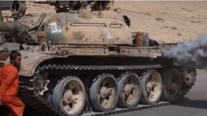 اعترف الجندي السوري بقيام بدهس جثث جنود من تنظيم الدولة أثناء قيادته دبابة - يوتيوب