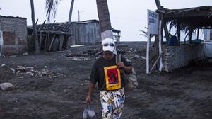رجل يترك منزله في المكسيك قبل وصول الإعصار باتريسيا - أ ف ب