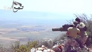 أحد مقاتلي تجمع العزة أثناء تنفيذ الضربات على جيش النظام السوري - "يوتيوب"