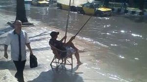 مواطن سكندري يحتج على الفيضانات بطريقته الخاصة ـ أرشيفية