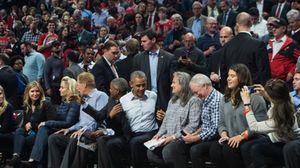 باراك أوباما يظهر في مباراة شيكاغو بولز وكليفلاند كافاليرز في شيكاغو - أ ف ب