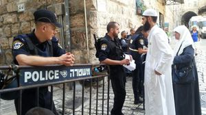 قوات الاحتلال تنصب الحواجز وتعيق المصلين المتجهين للصلاة في المسجد الأقصى - تويتر