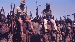 طرزان (يسار) على أكتاف المقاتلين السودانيين - ميدا