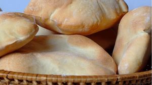ينصح الأطباء وخبراء التغذية بالابتعاد عن شراء الخبز المقطع- أرشيفية