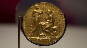 ميدالية نوبل التي حازها الكاتب الكولومبي الراحل غبريال غارسيا ماركيز معروضة في بوغوتا - أ ف ب