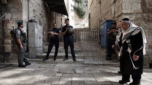 يقتحم المستوطنون الإسرائيليون البلدة القديمة بحراسة الشرطة الإسرائيلية - أ ف ب