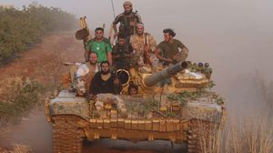 دبابة غنمها الجيش الحر في معارك حماه الأربعاء ـ تويتر