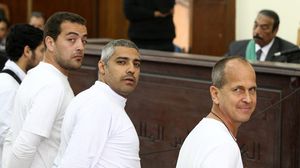 الصحفيون الثلاثة أثناء إحدة جلسات محاكمتهم في مصر قبل الإفراج عنهم - أرشيفية