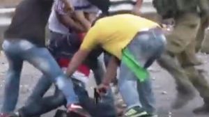 أحد أفراد المستعربين يطلق رصاصة في ساق متظاهر فلسطيني من مسافة صفر - يوتيوب