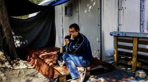 تكتظ المخيمات اليونانية بأعداد كبيرة من اللاجئين- أ ف ب