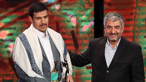 ممثلا عن عبد الملك الحوثي تسلم الجائزة