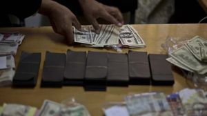 صورة نشرتها وزارة الداخلية في قطاع غزة تظهر دولارات مزورة تمت مصادرتها من السوق المحلي