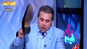 الإعلامي توفيق عكاشة اشتهر برفع "الجزمة" في برنامجه فضرب بها في برلمان الانقلاب- يوتيوب