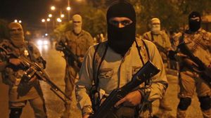 مقاتلون من تنظيم الدولة في أحد شوارع مدينة الموصل ليلا - يوتيوب