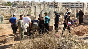 ينشغل السكان في حلب (حي القاطرجي) بدفن قتلاهم بسبب القصف الجوي - رويترز