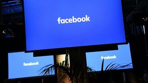 اطلقت "فيسبوك" خدمة جديدة تتيح لمستخدميها في الولايات المتحدة طلب توصيل الطعام او شراء تذاكر لصالات 