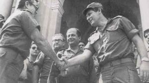 أعاد أنصار "أمل" نشر صورة لعون برفقة ضباط إسرائيليين في بيروت عام 1982 - أرشيفية