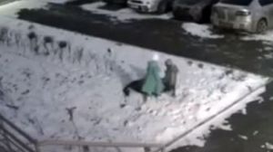 طفل روسي يسقط في حفرة مجاري