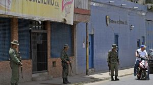 يقف الجيش إلى جانب مادورو في الأزمة الحالية - أ ف ب