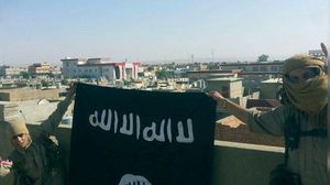 مقاتلان من تنظيم الدولة رفعا راية التنظيم فوق مبنى بكركوك - تويتر