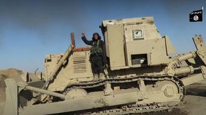أعطب تنظيم الدولة آليات وجرافات تابعة للجيش العراقي خلال معركة الموصل - يوتيوب