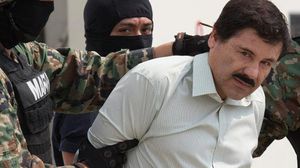 زعيم المخدرات المكسيكي إل تاشبو عقب اعتقاله للمرة الثانية عام 2014