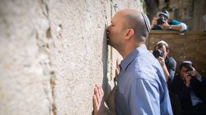 وزير التربية والتعليم الإسرائيلي المتطرف نفتالي بينيت يقبل حائط البراق- تويتر
