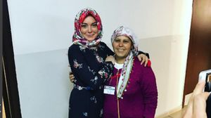 الصورة جمعت بين الممثلة الأمريكية وسيدة بمخيم للاجئين بغازي عنتاب التركية- انستغرام