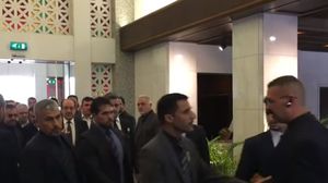 لحظة الاشتباك بين حمايتي معصوم والمالكي أثناء دخول الأخير لمجلس عزاء الطالباني- يوتيوب