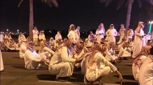المحتجون وقفوا أمام قصر الإمارة لطلب تطليق ابنة قبيلتهم- تويتر