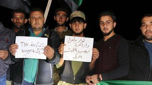 سوريون يستقبلون القوات التركية في إدلب- الأناضول