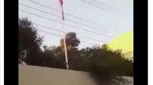 العلم الإيراني في قنصليتها بأربيل قبل إنزاله- من الفيديو