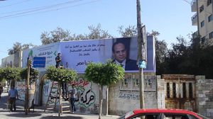 يقول نشطاء إن الجالية المصرية بغزة هي من علقت اللافتات قبل إزالتها لاحقا