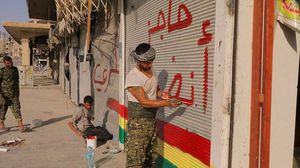 صورة نشرتها الوحدات الكردية لصبغ الرقة بألوانها