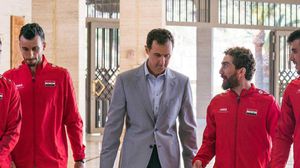 الأسد وعلى جانبيه فراس الخطيب وعمر السومة المؤيدين للثورة سابقا- تليجرام