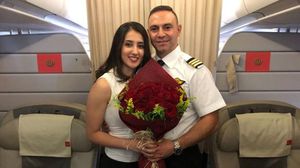 الطيار وخطيبته على متن إحدى طائرات "الملكية" الأردنية- فيس بوك